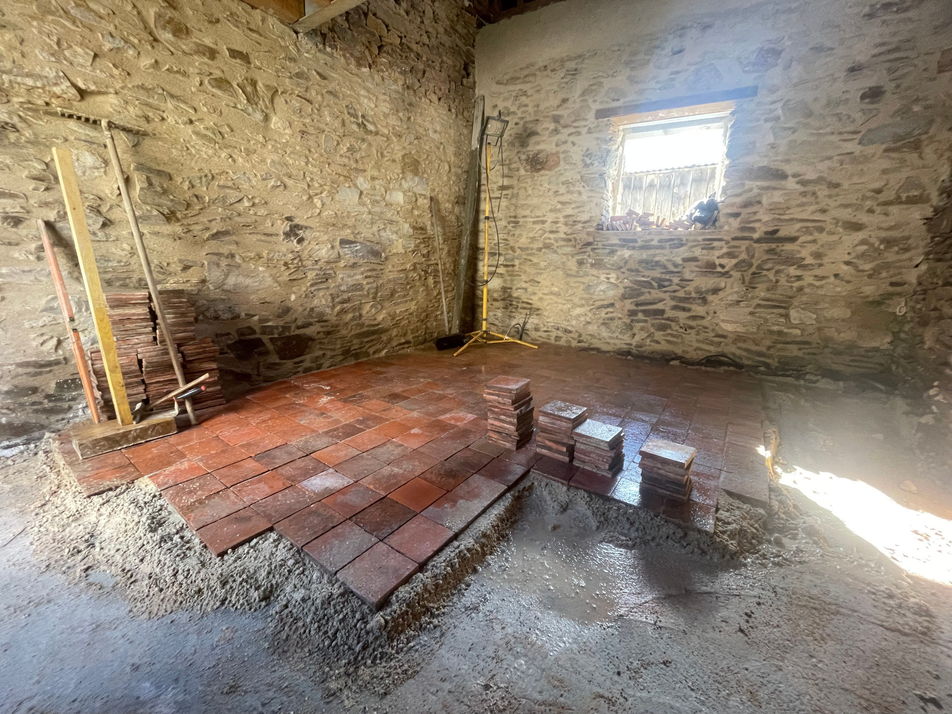 Pose de tomettes à l'ancienne sur chape