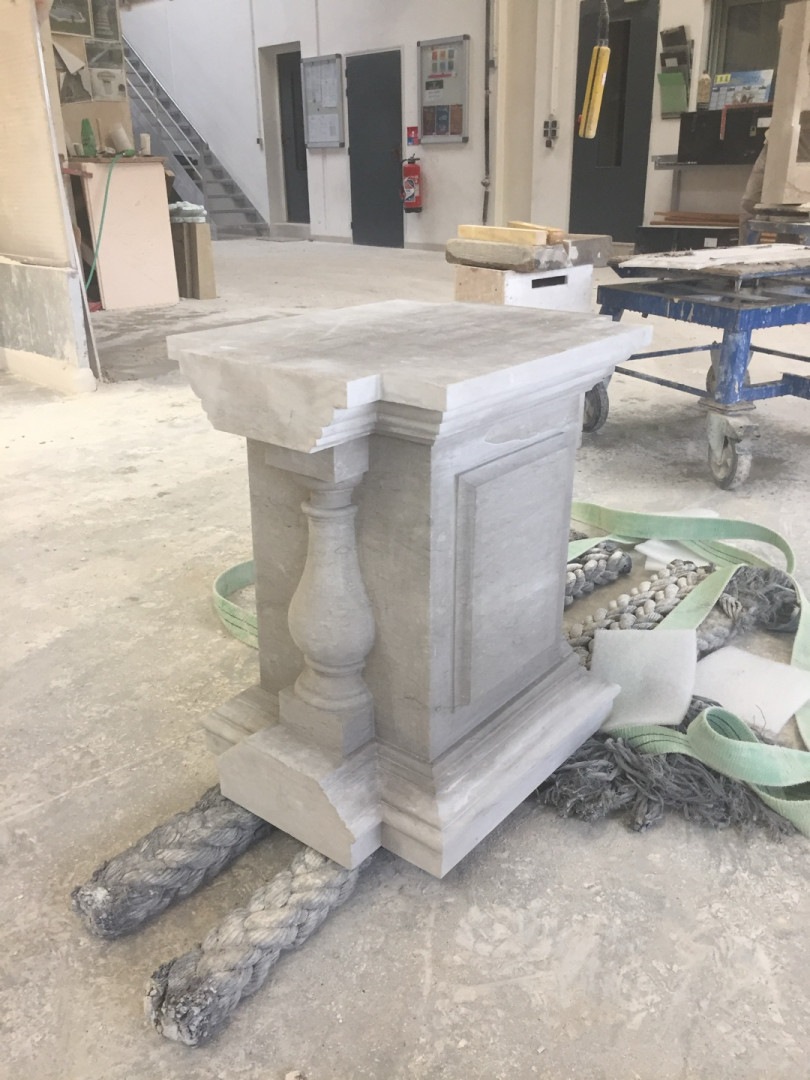 Socle en pierre massive mouluré avec balustre sculpté